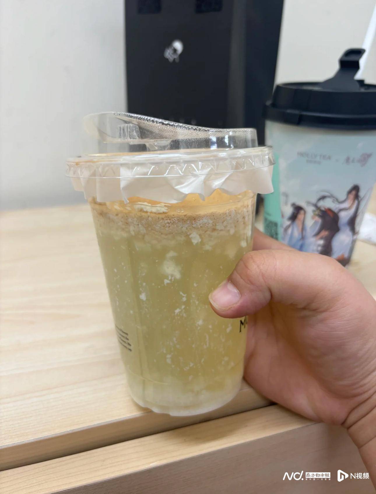 茉莉奶白售出过期饮品：未及时清理堆积品 屡陷