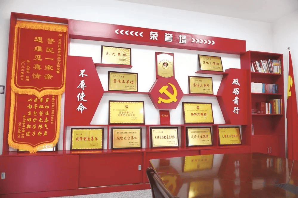 苏曹派出所荣誉墙所长张争介绍:"根据辖区面积,警情数量,人口状况等