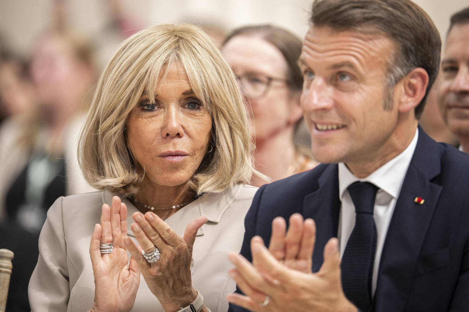 法国第一夫人被指“实为男性”！马克龙夫妇罕见起诉美国网红主持人_搜狐网