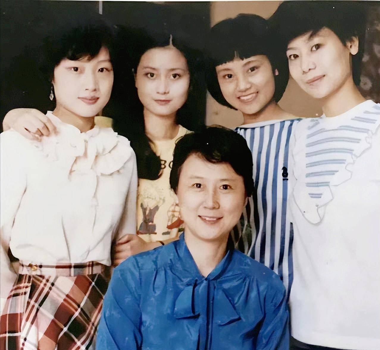 《红灯记》李铁梅，从结婚到丈夫去世，仅4个月，83岁近况如何？