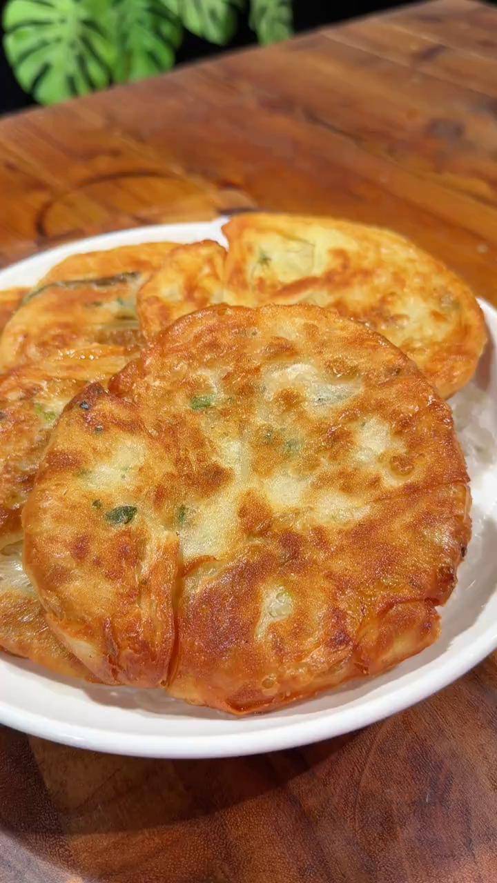 老上海葱油饼 不知道吃什么的时候 可以试试这个老上海葱油饼 外酥里