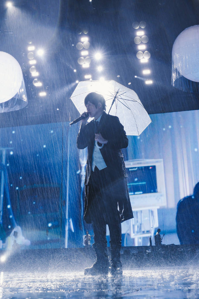 五月天鸟巢首场逢暴雨 和歌迷双向奔赴显真情