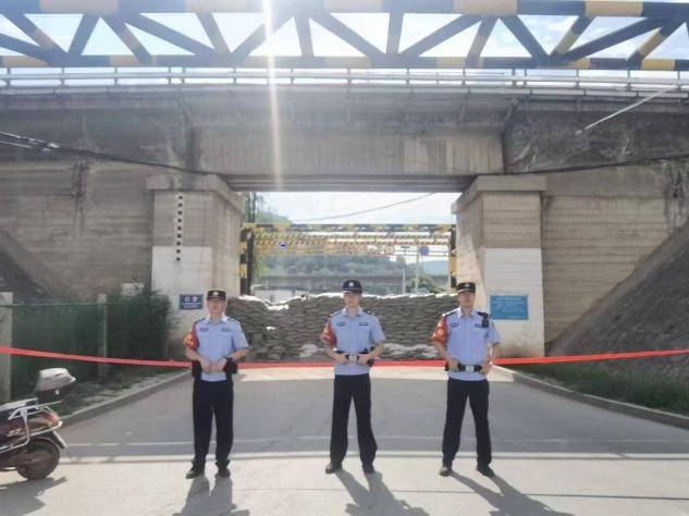 洪峰过境险情急 铁路公安筑防线