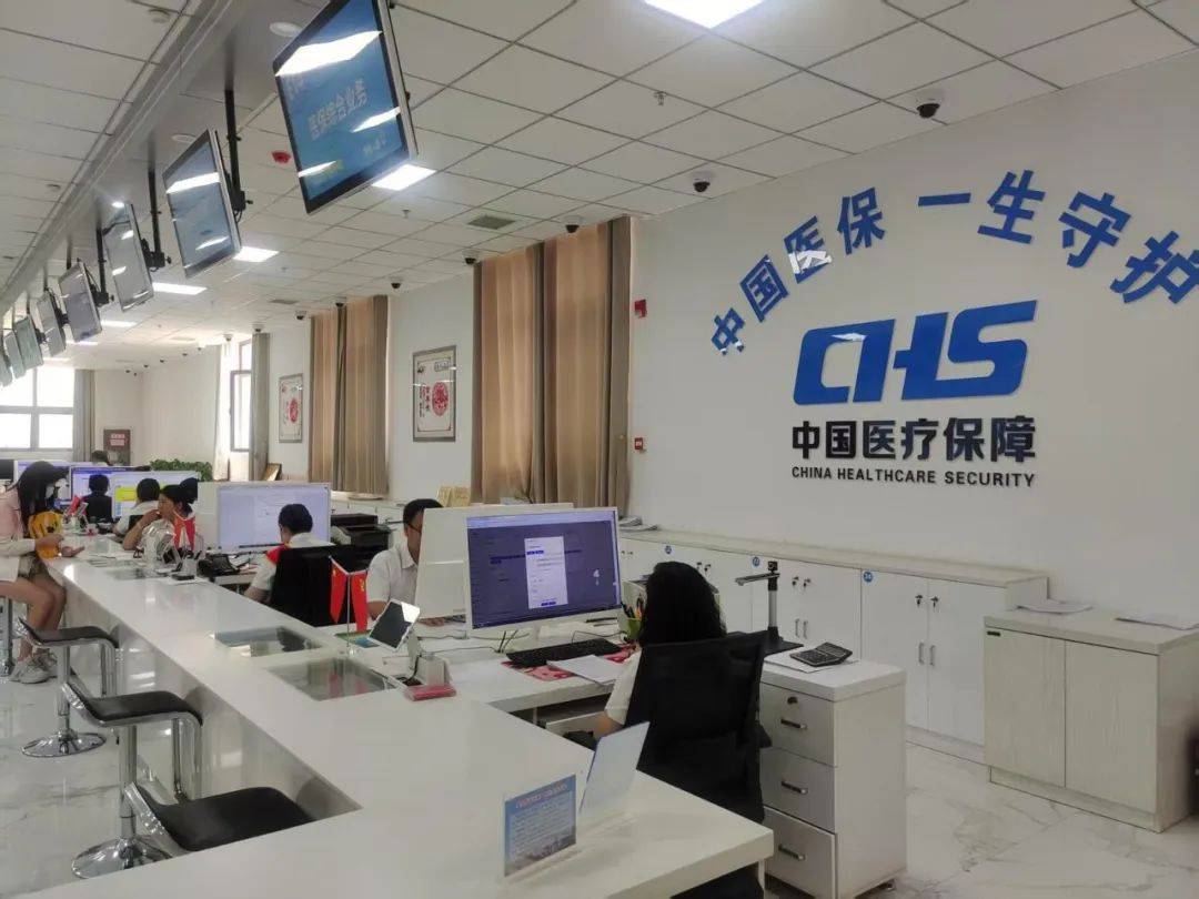 敦煌市医疗保障局全面落实"新生儿一件事"联办,新生儿父母在完成出生
