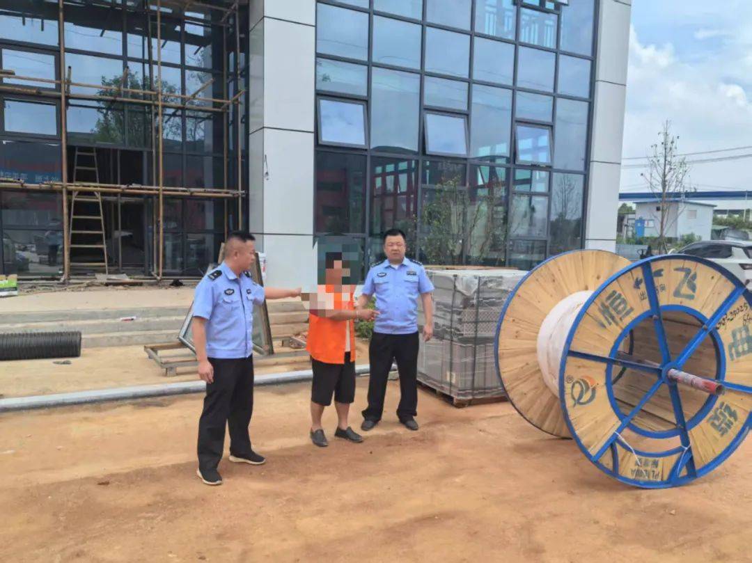 “爸爸去干啥？”民警面前他声音颤抖：麻烦帮我女儿买几块钱早餐，再把小孩子送到学校