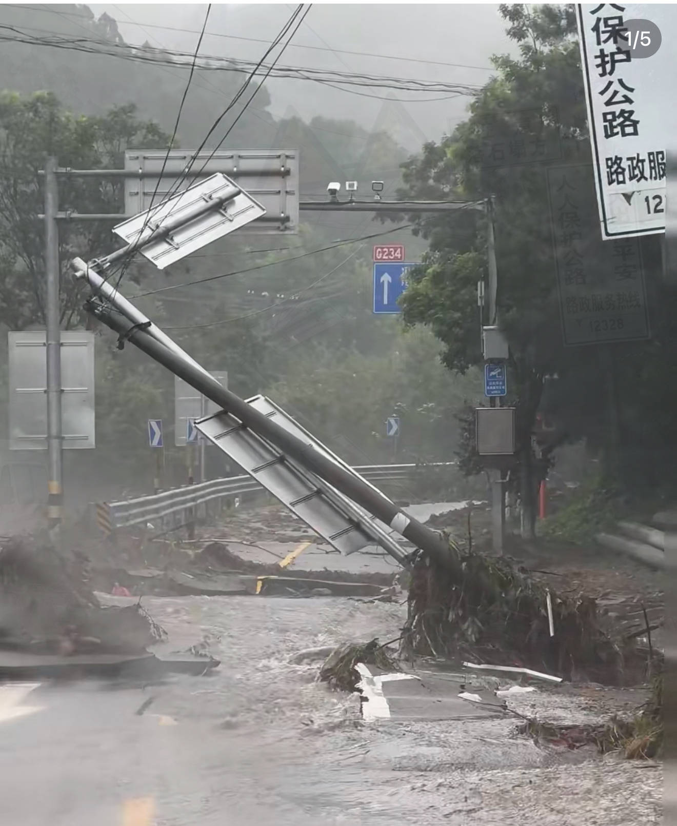 北京密云区暴雨，市民逆行自救逃出隧道