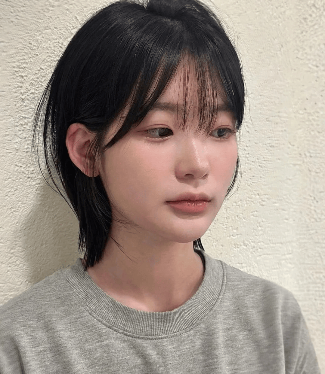 少女感直接拉满~狼尾发型的层次丰富且分明,顶部头发稍短,富有蓬松感