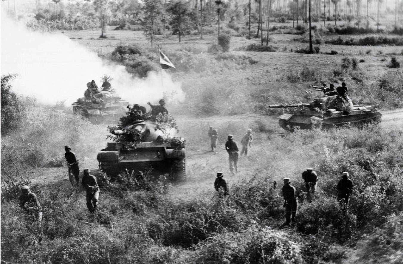 泰国VT-4坦克出击，柬军亮出“乌克兰战术”，这场硬仗不好打