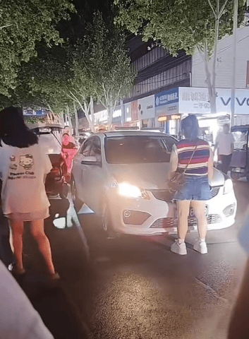 河南济源街头一女子抓小三的视频在网络热传，周边商户表示拥堵了两小时！当地派出所回应