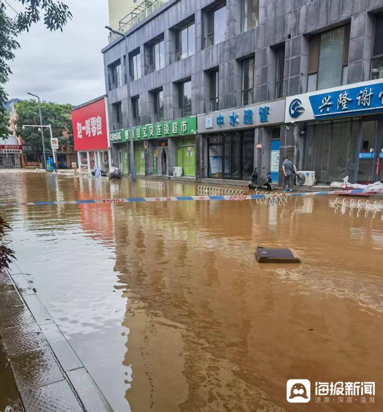 因强降雨天气 河北兴隆县街道积水严重 居民：水位最高时没过护城河