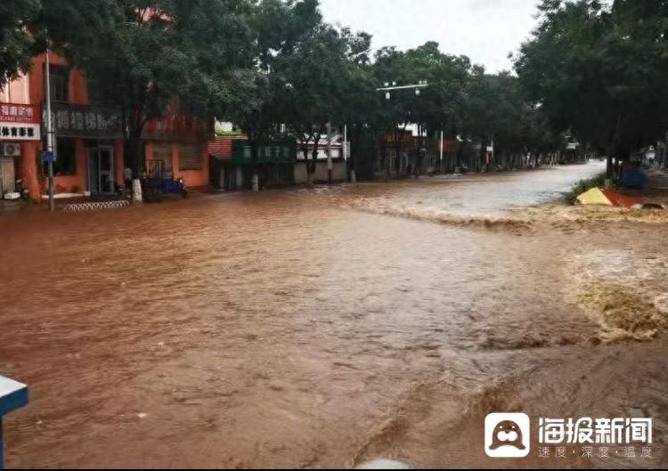 因强降雨天气 河北兴隆县街道积水严重 居民：水位最高时没过护城河