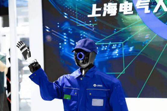 上海电气发布首款自研人形机器人“溯元” 双臂机器人“灵柯”亮相
