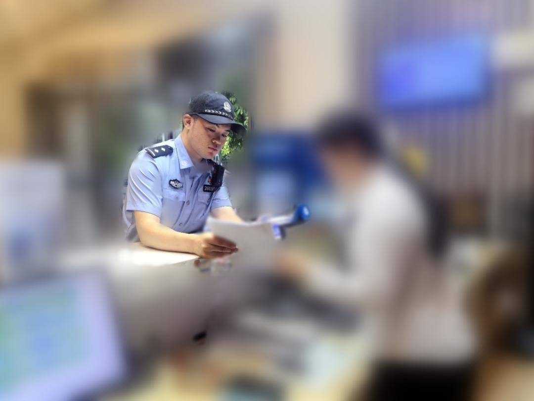 男子退房，留下几个“粉色瓶子”！他们果断报警