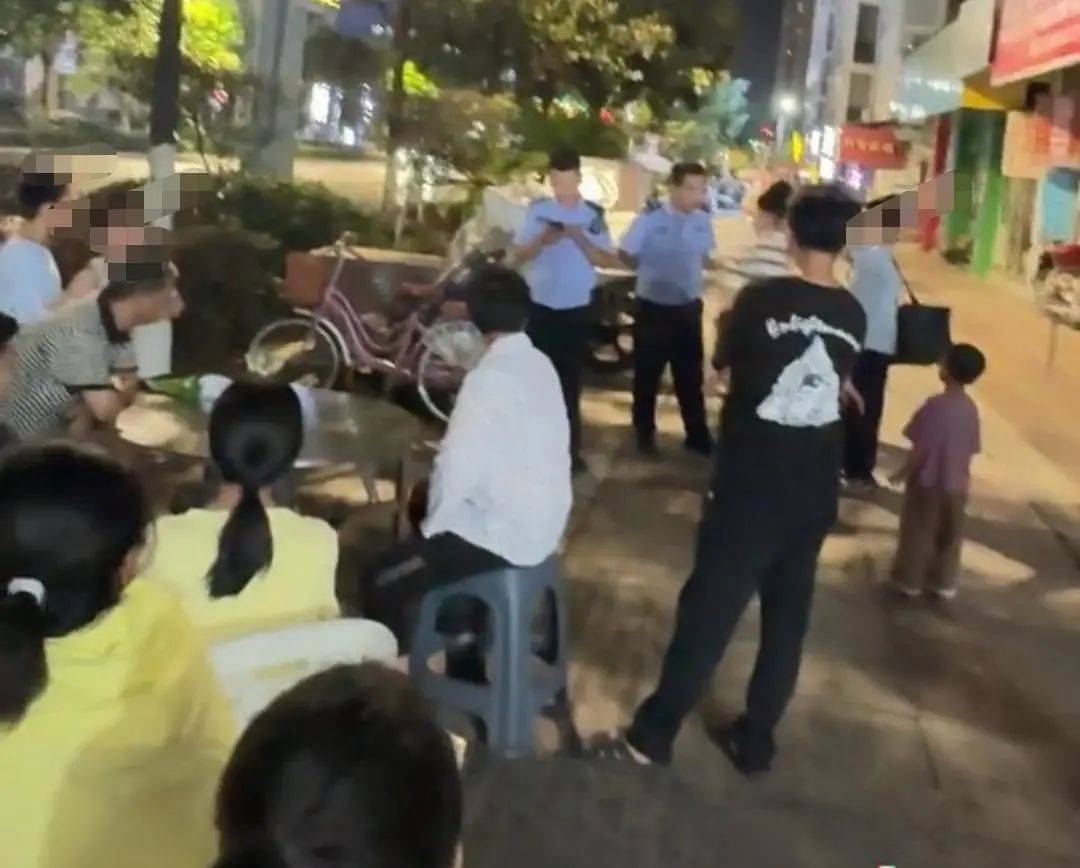 小孩卖冰棍，结果顾客吃了不付钱，路人看不下去发生拉扯！