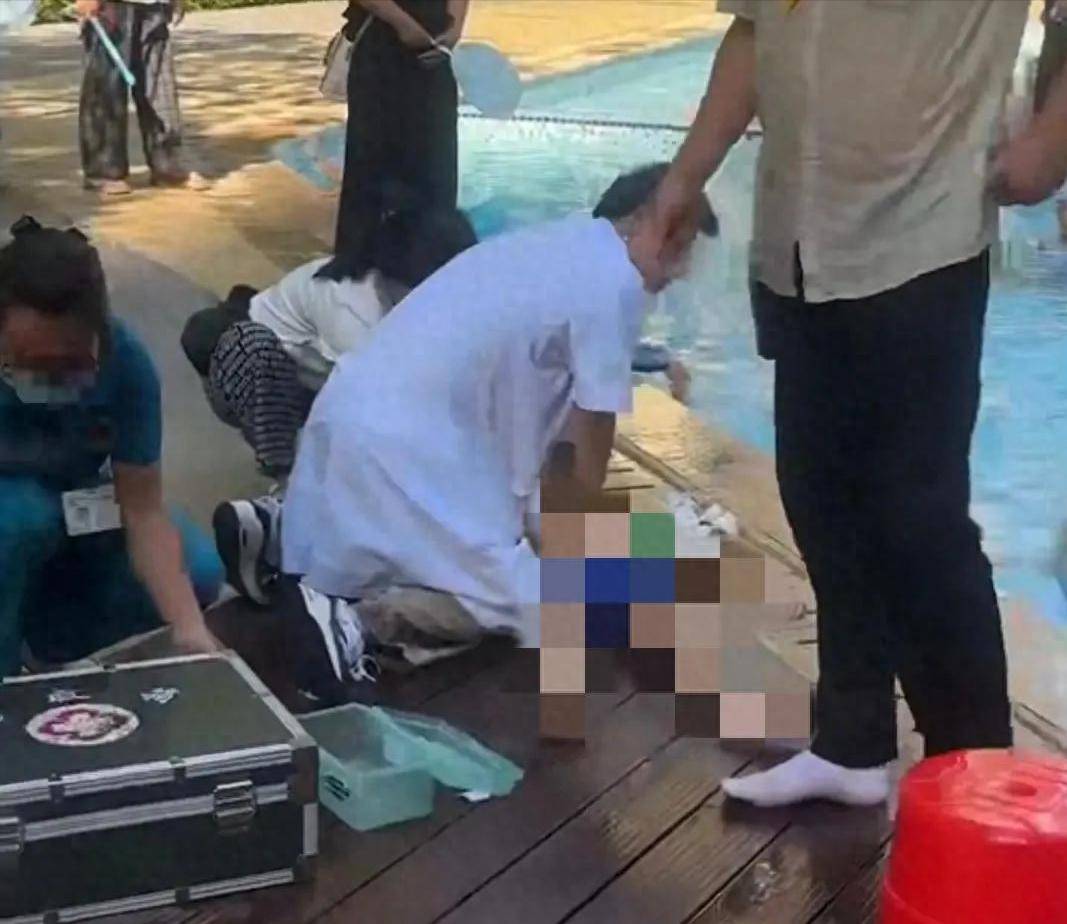 男童小区泳池溺亡,家长竟不见踪影,水深超2米物业甩锅称是外包