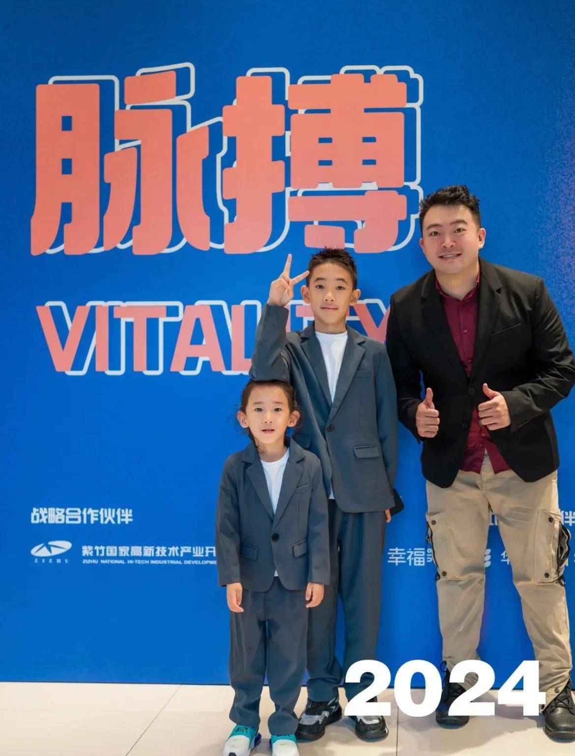 陈小春儿子结束英国集训jasper变得更黑更瘦吐槽没中餐很痛苦