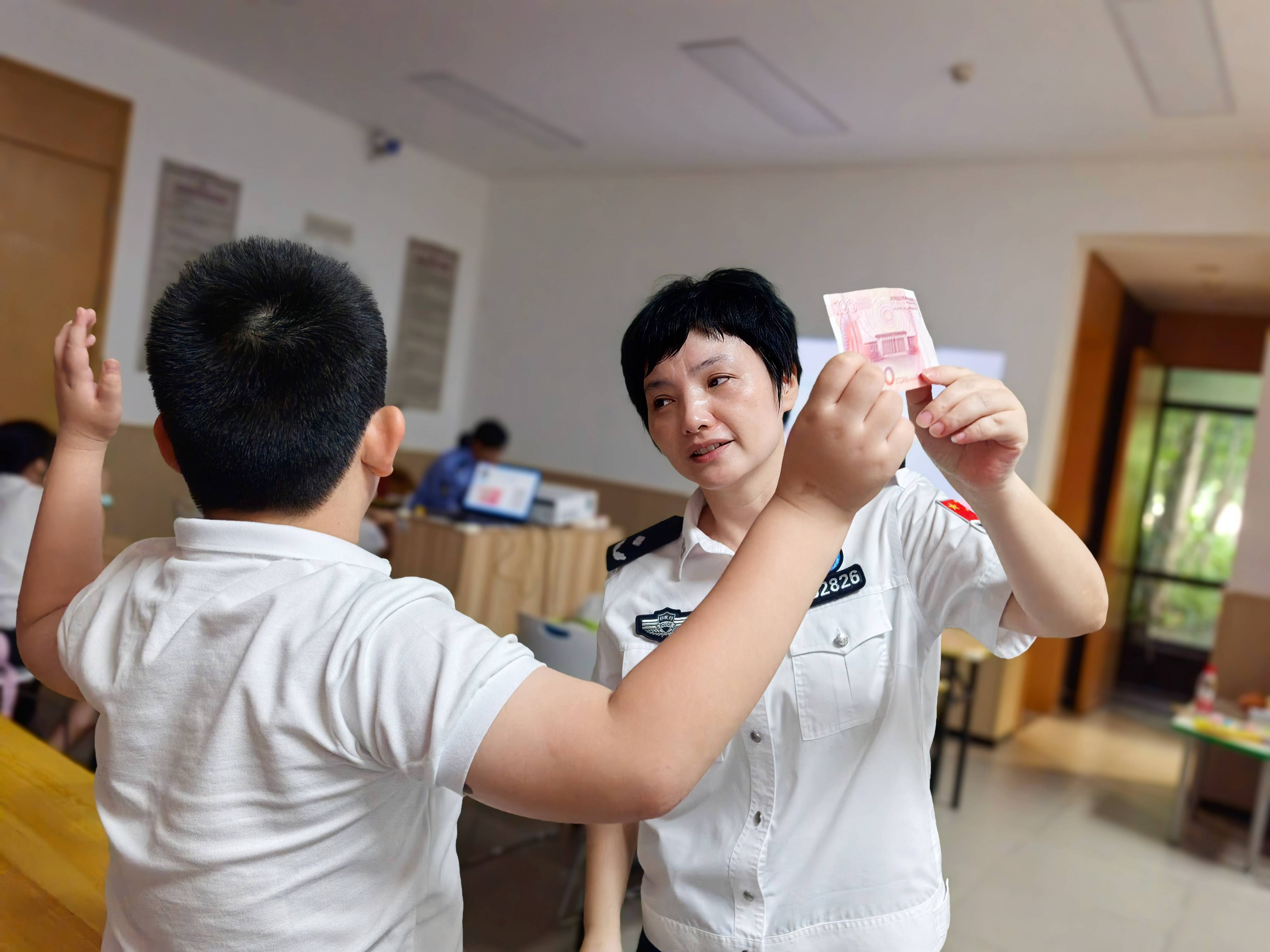 在沿山路社区壹站人才公寓,"护照钞票那些事儿"课程中,边检民警通过