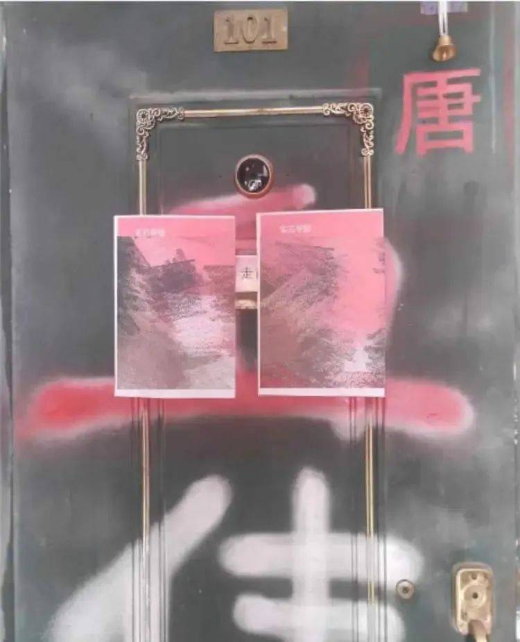 “遭死亡威胁！”上海唐姓男子怒诉邻居：他在门上喷涂无头“唐”血字、挂铃铛……