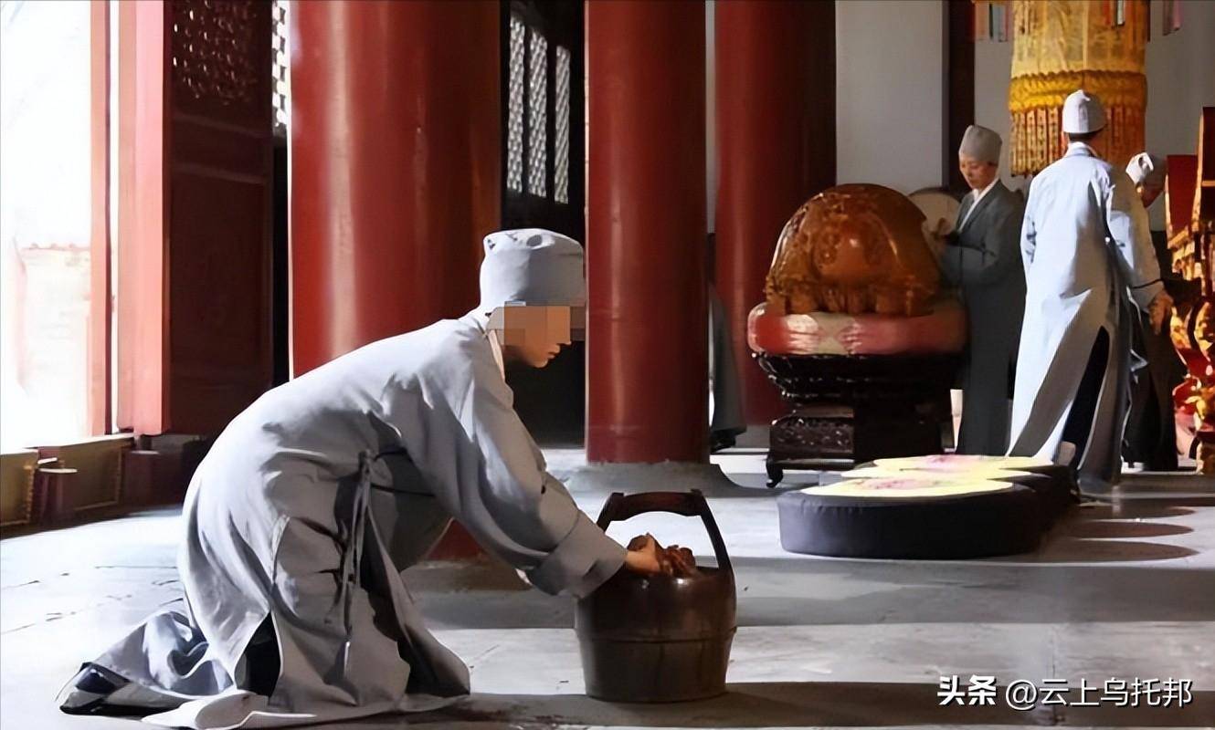 揭秘尼姑庵真相:表面佛门实则妓院,穿黑丝戴假发,香客人来人往