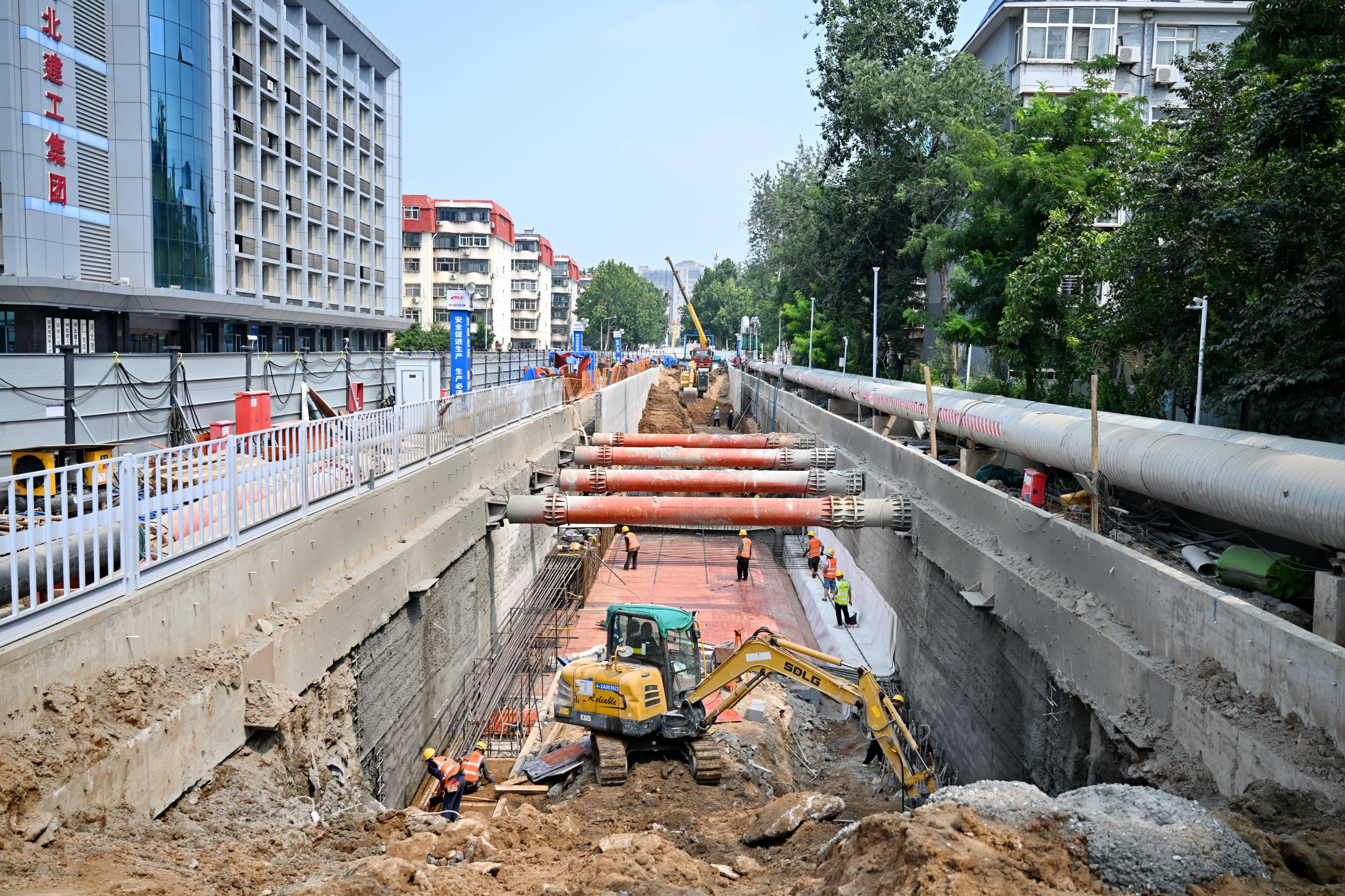 打扑克剧烈运动男女引发关注，现场画面曝光令人咋舌，专家分析背后健康隐患，网友热议呼吁加强监管