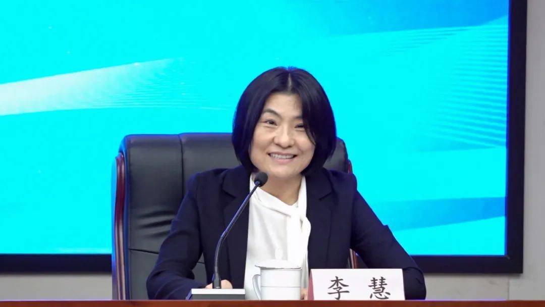 李慧上海市浦东新区副区长李慧:各位媒体朋友,大家好!