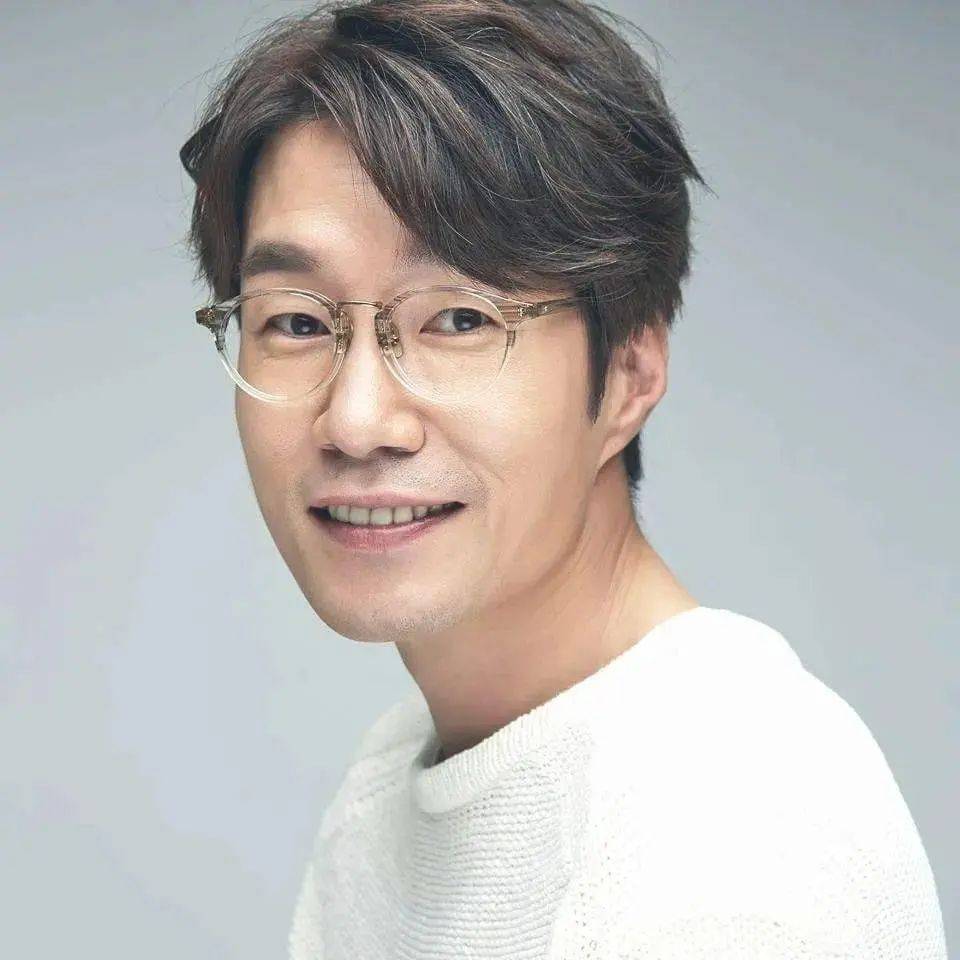 韩国男演员宋英奎突然去世，年仅55岁！曾参演热播剧《请回答1988》，此前涉嫌酒驾被逮捕，新戏开播前酒驾被曝光