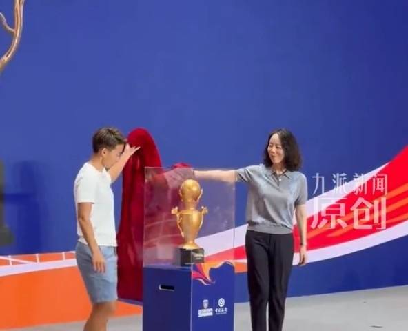 鄂媒：“汉超”联赛新闻通气会举行，王霜为“汉超”奖杯揭幕