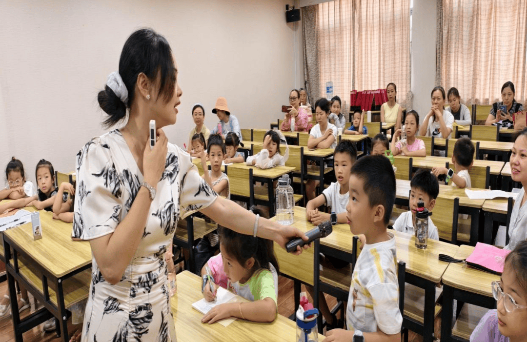 长沙市妇女儿童活动中心开展暑期儿童关爱服务活动，为孩子们送上缤纷假期