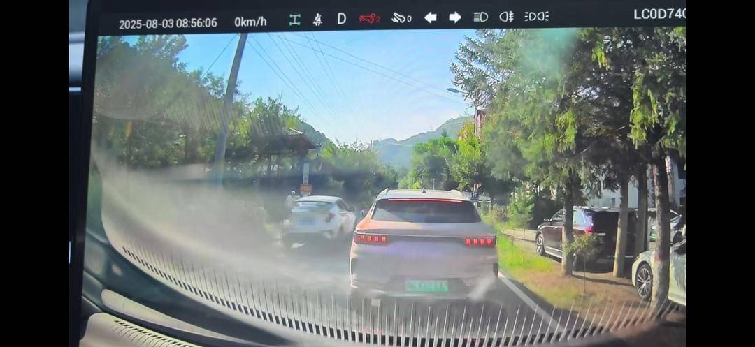 陕西一景区有车辆逆行、“人肉加塞”引众怒 当地交警开出罚单