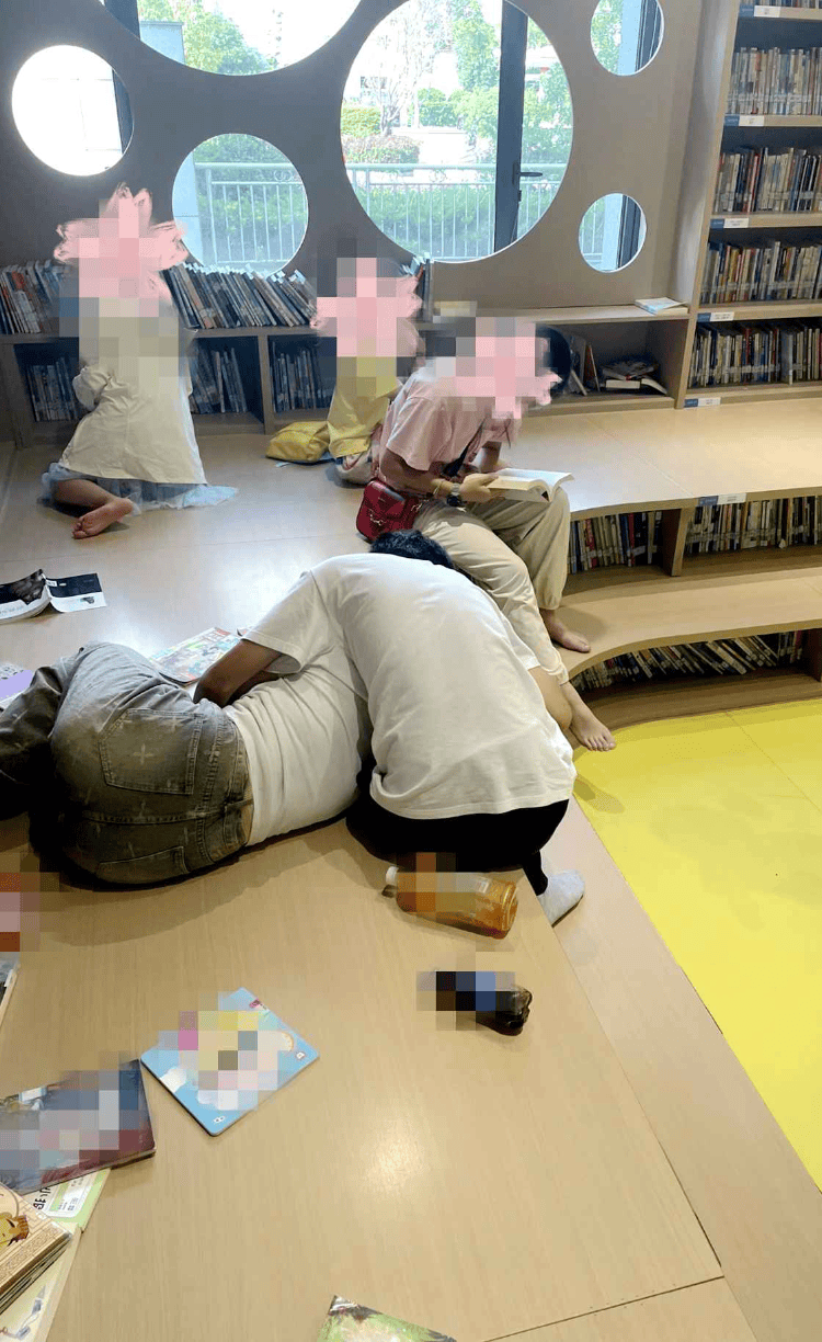 这对夫妇拥抱并在长沙图书馆公开公开?父母问“这