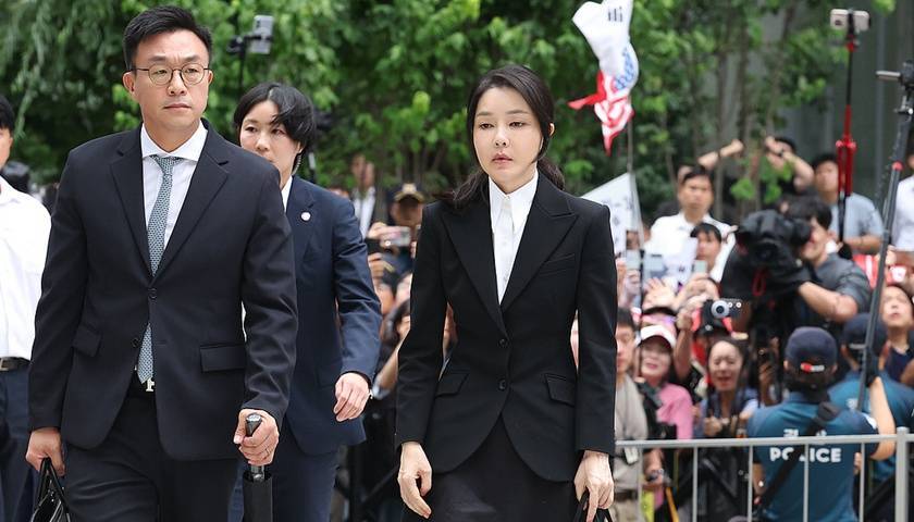 韩国宪政史上首次，前第一夫人金建希作为嫌疑人公开到案受讯 -华闻时空