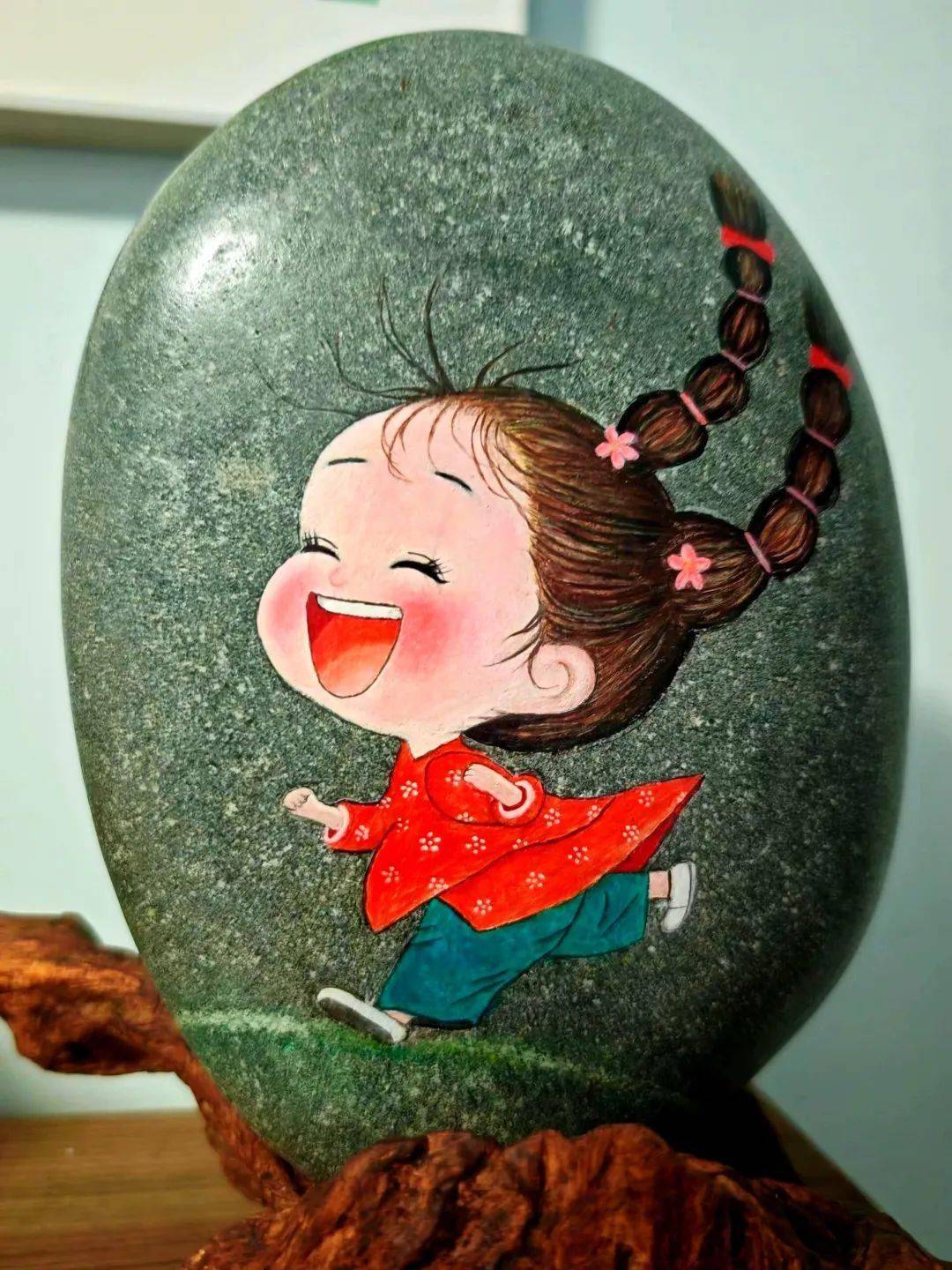 泗县雪枫小学教师刘红石头画点亮人生:方寸石上绘乾坤 红色传承润心田