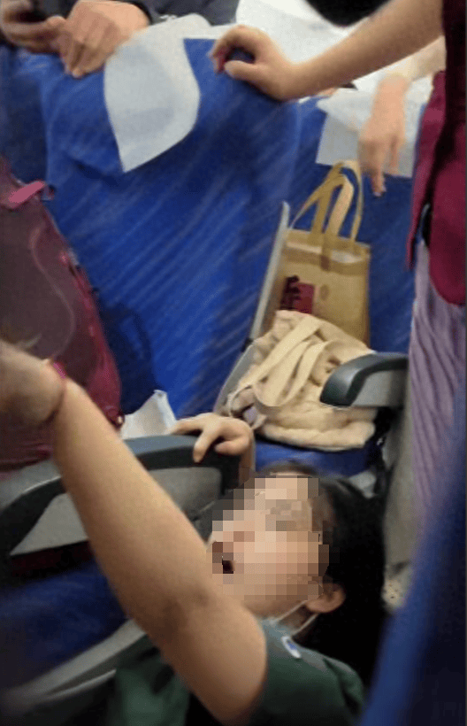 疑因熊孩子顶座起冲突，“飞机降落后女生被对方一家四口打趴”