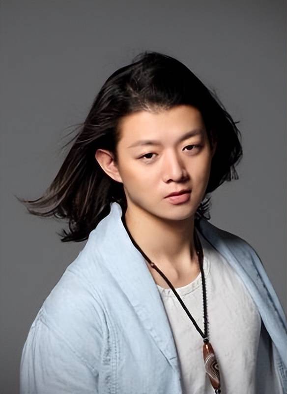 离开娱乐圈4年,霍尊事业重启,而被送进去的陈露,活成了这样