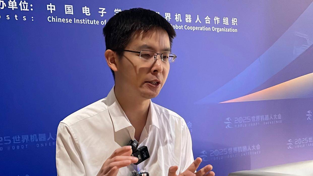 王兴兴谈人形机器人：模型泛用性是难点，距ChatGPT水平尚有差距