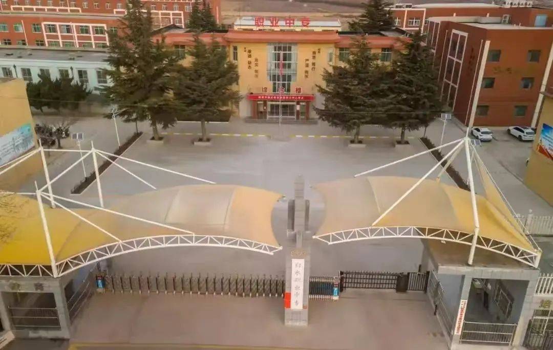一学生未付实习费学籍档案遭校方扣押，家长询问后被踢出班级群，官方回应→