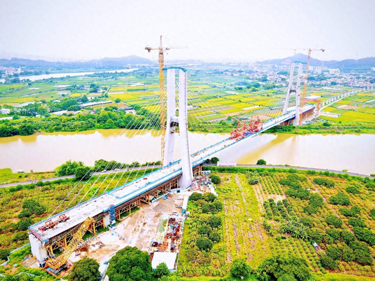 粤东城际铁路首座斜拉桥合龙