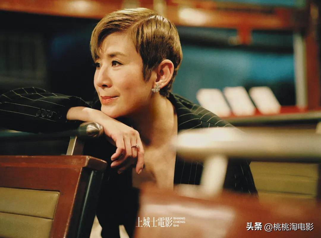 影后吴君如《上城士》封面大片,60岁真"港女"自在从容