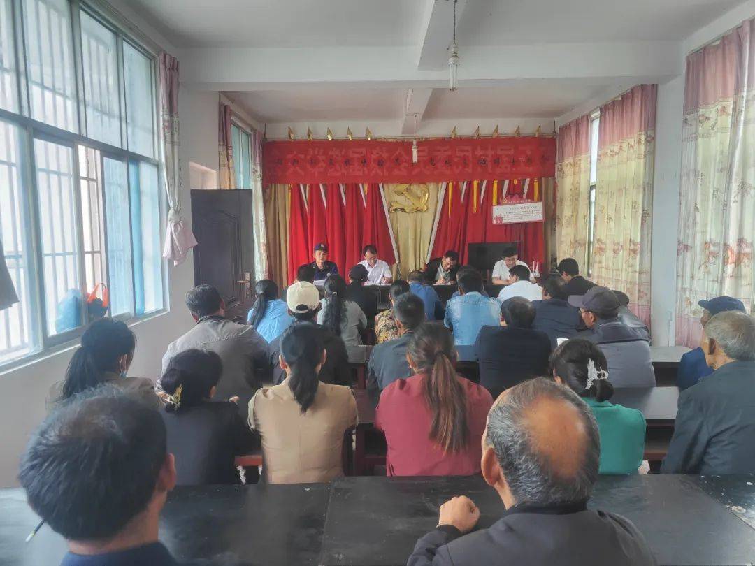 手把手教学，院坝变身消防实训小课堂