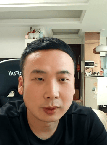 男子吃蚕蛹过敏眼睛肿成“奥特曼”，当事人：人生第一次过敏，吃过蝎子蜈蚣都没事
