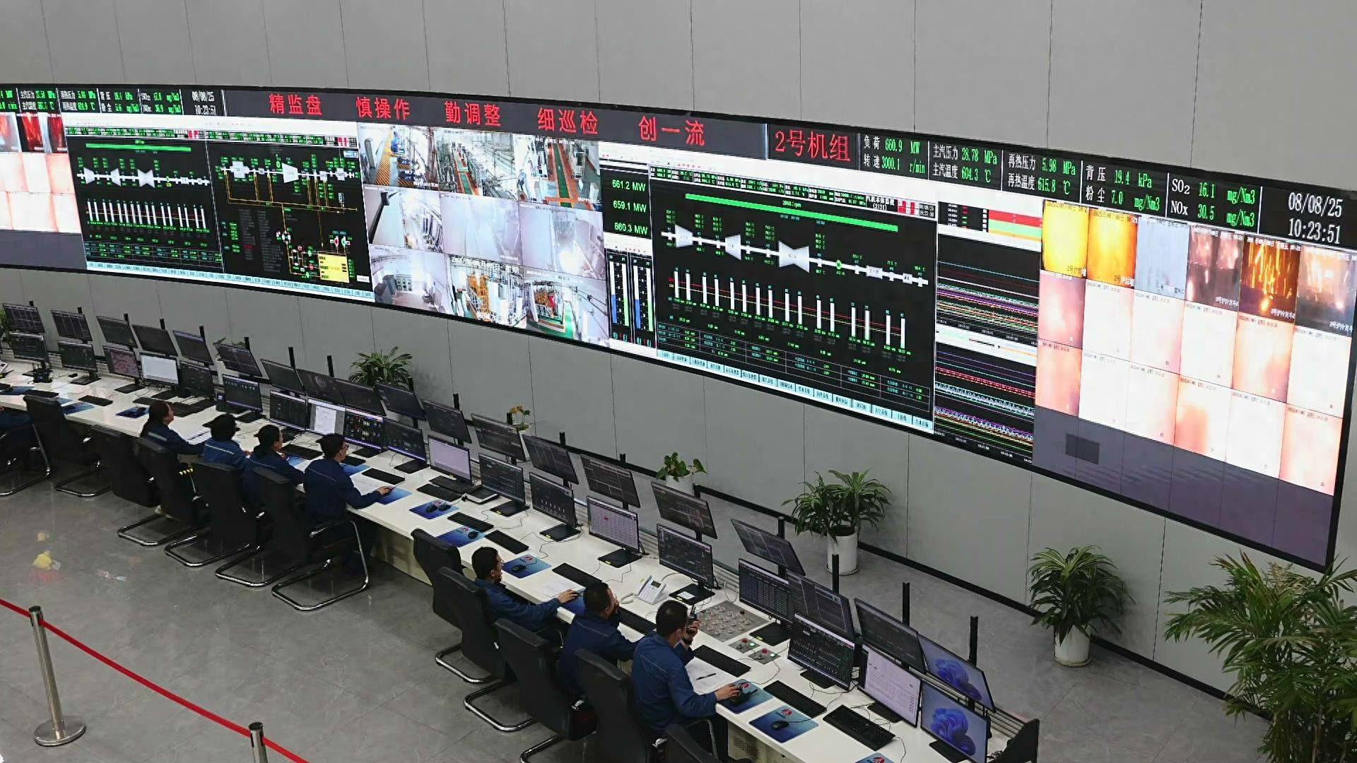 陕西黄陵发电有限公司2×660兆瓦电厂的集控室这一幕只是陕西黄陵发电