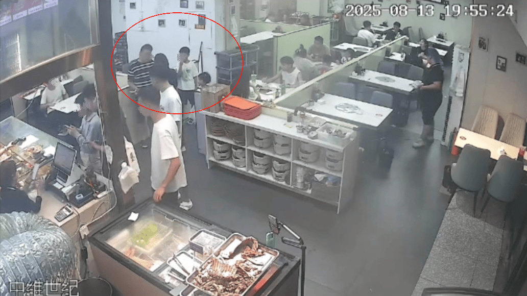 “3女带4孩多次续面”事件持续发酵，老板玩不起还是顾客太过分？看网友们都如何争论