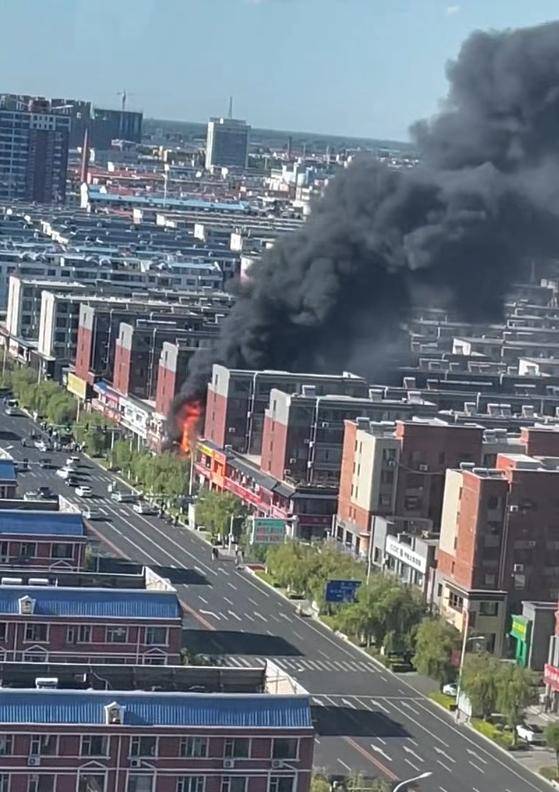 吉林白城市一餐馆发生火灾，有人员“拍玻璃呼救”？当地应急部门称将发通报