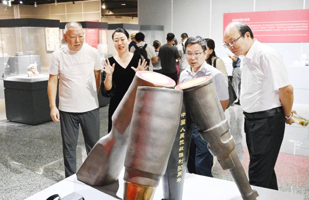 纪念中国人民抗日战争暨世界反法西斯战争胜利80周年主题陶瓷展在景德镇美术馆开幕