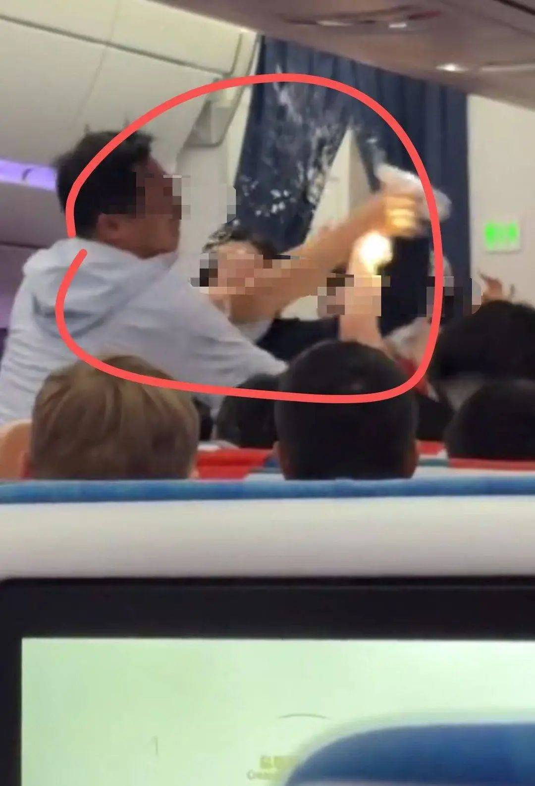 女子在飞机上向邻座乘客头上浇水，航司回应：因座椅靠背调节发生纠纷