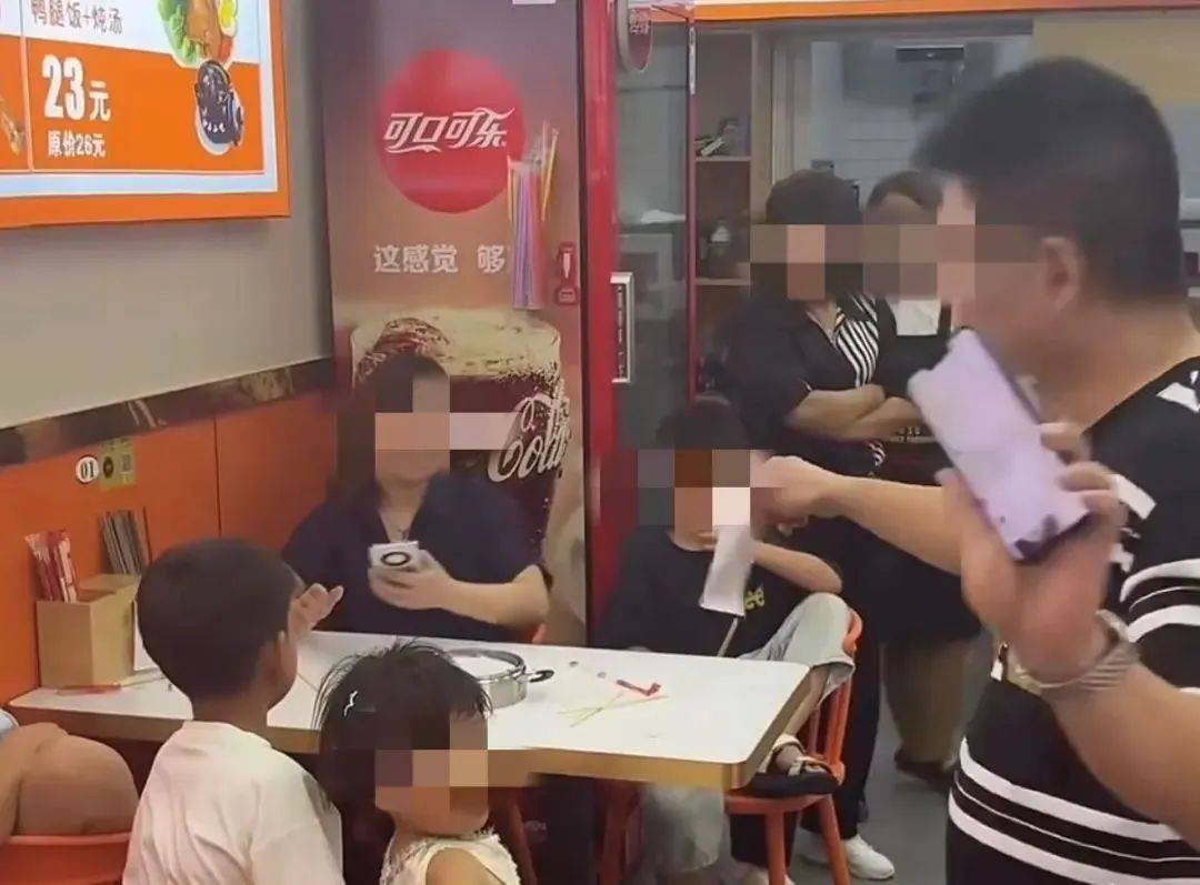 3女子带4娃点一碗面多次续面！老板：无法接受一碗面管一家人饱