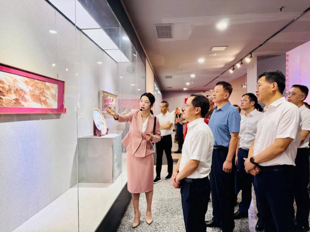 纪念中国人民抗日战争暨世界反法西斯战争胜利80周年主题陶瓷展在景德镇美术馆开幕