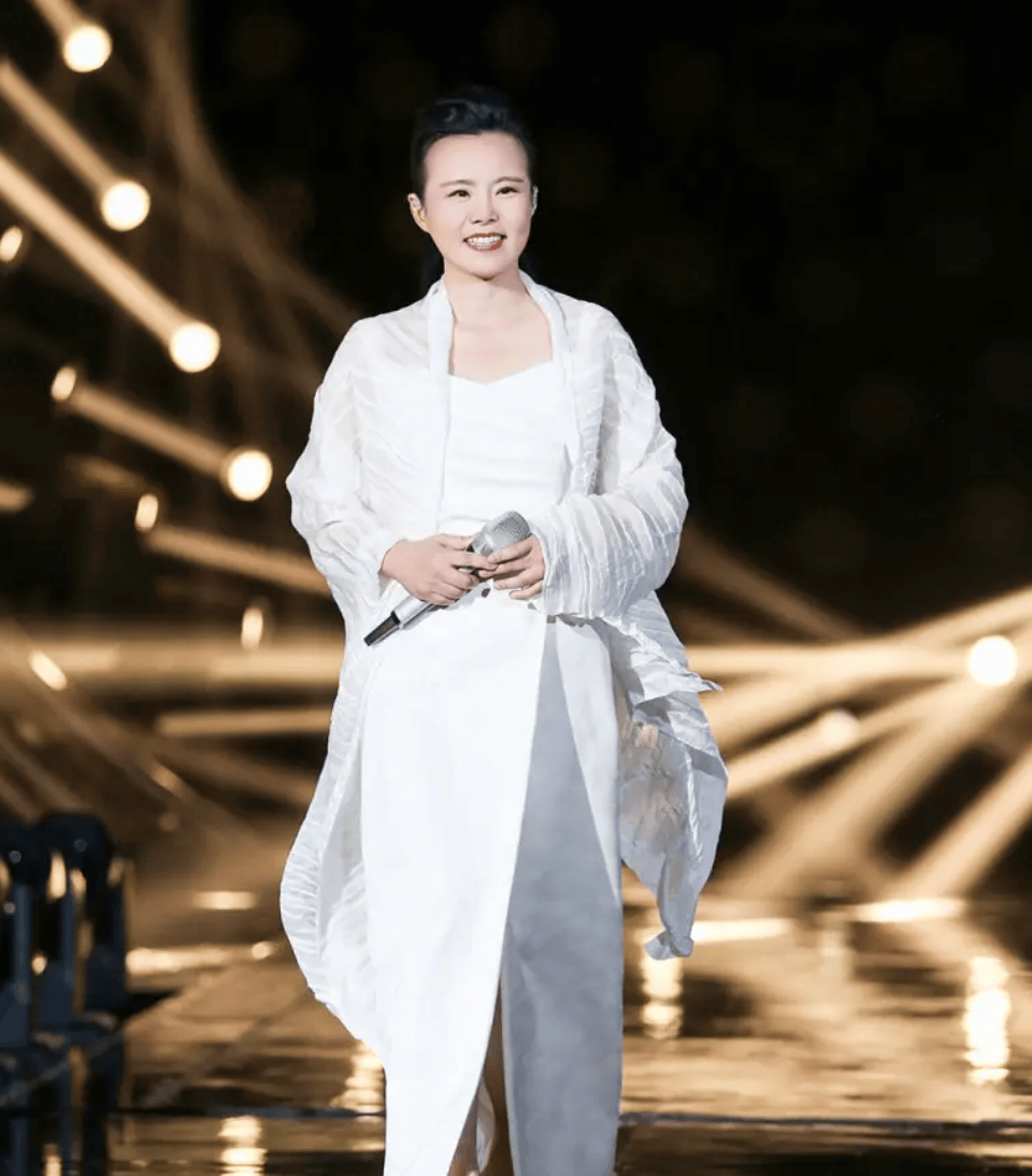龚琳娜自曝因《忐忑》与母亲冷战10年，龚妈妈直言像“跳大神”，至今无法接受