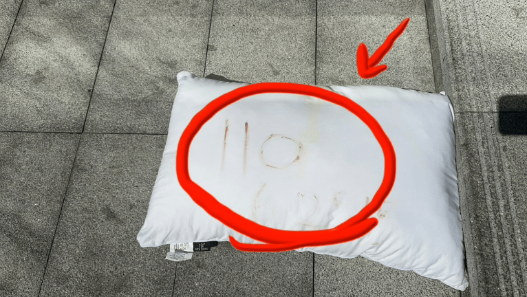 外卖小哥发现带血枕头报警，上面写着“110625”，民警紧急解码上楼破门