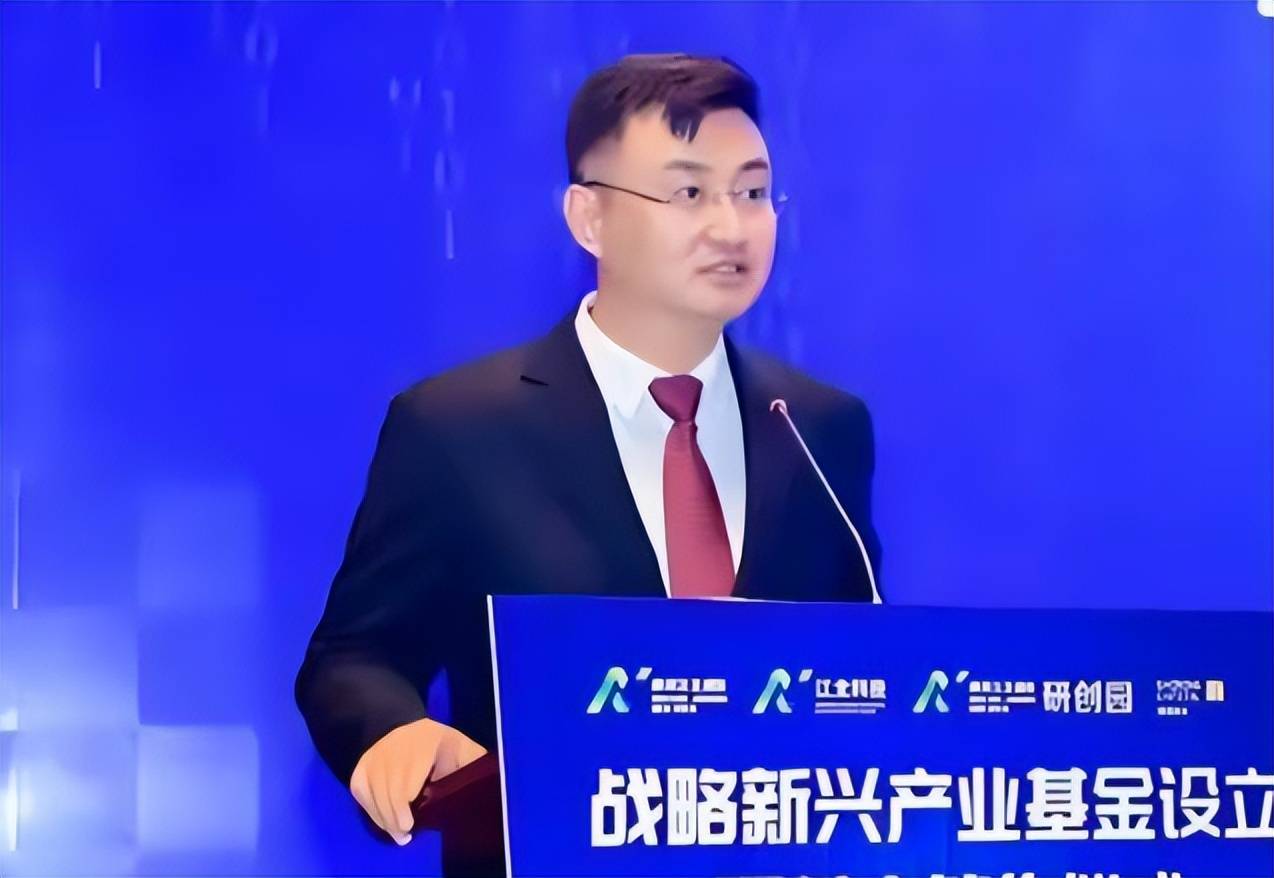 原创             叛逃中国！年薪600万的华为高管，美国身份被扒，案作案手段曝光